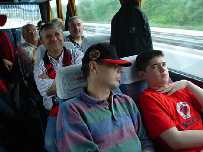 Ozan%20G%C3%BCler%2C%20Gen%C3%A7%20Taraftar%20-%20Kupa%20Finali%20Yolculuk%20(May%C4%B1s%202004)
